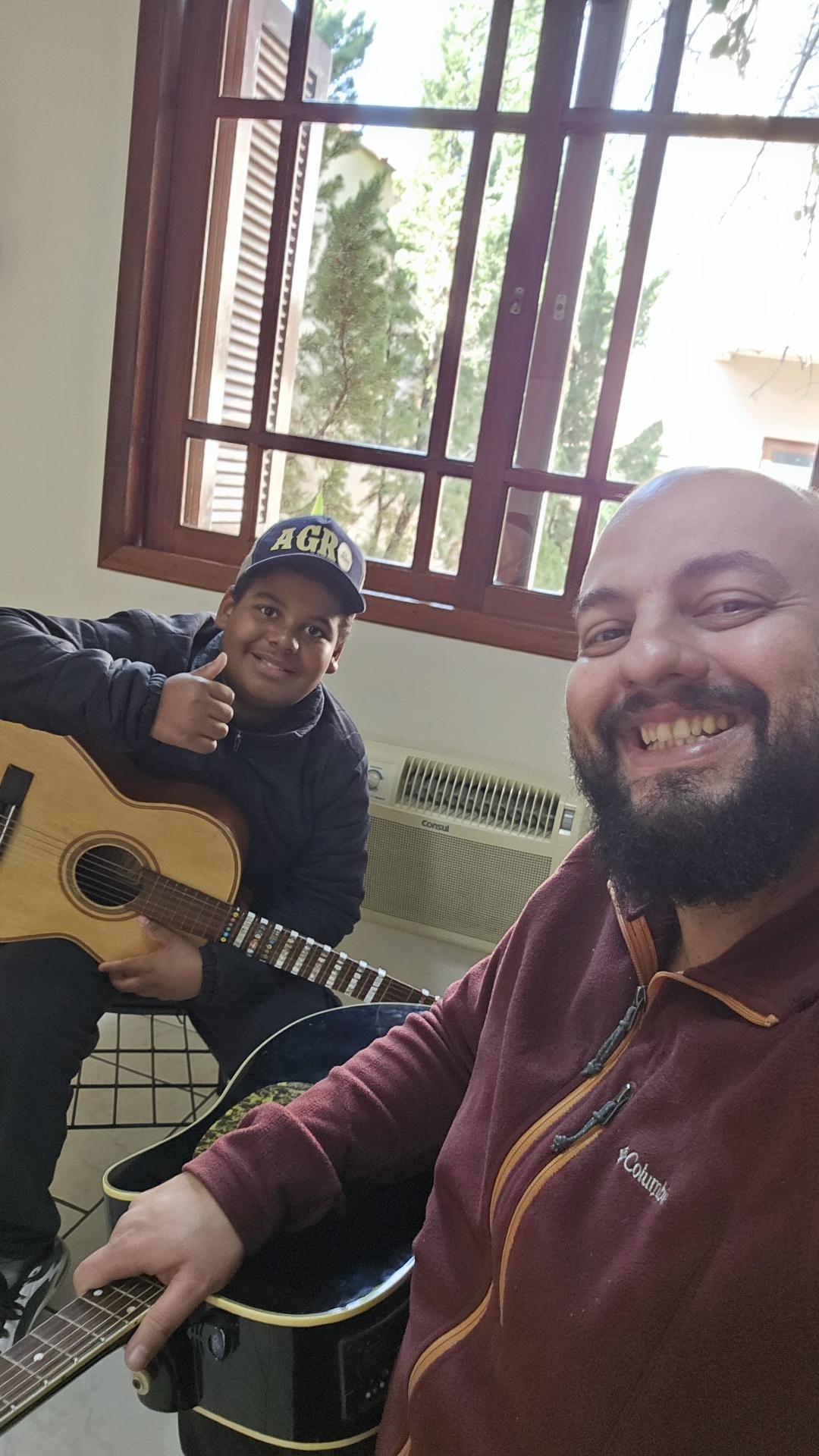 Alunos de violão em momento descontraído na escola