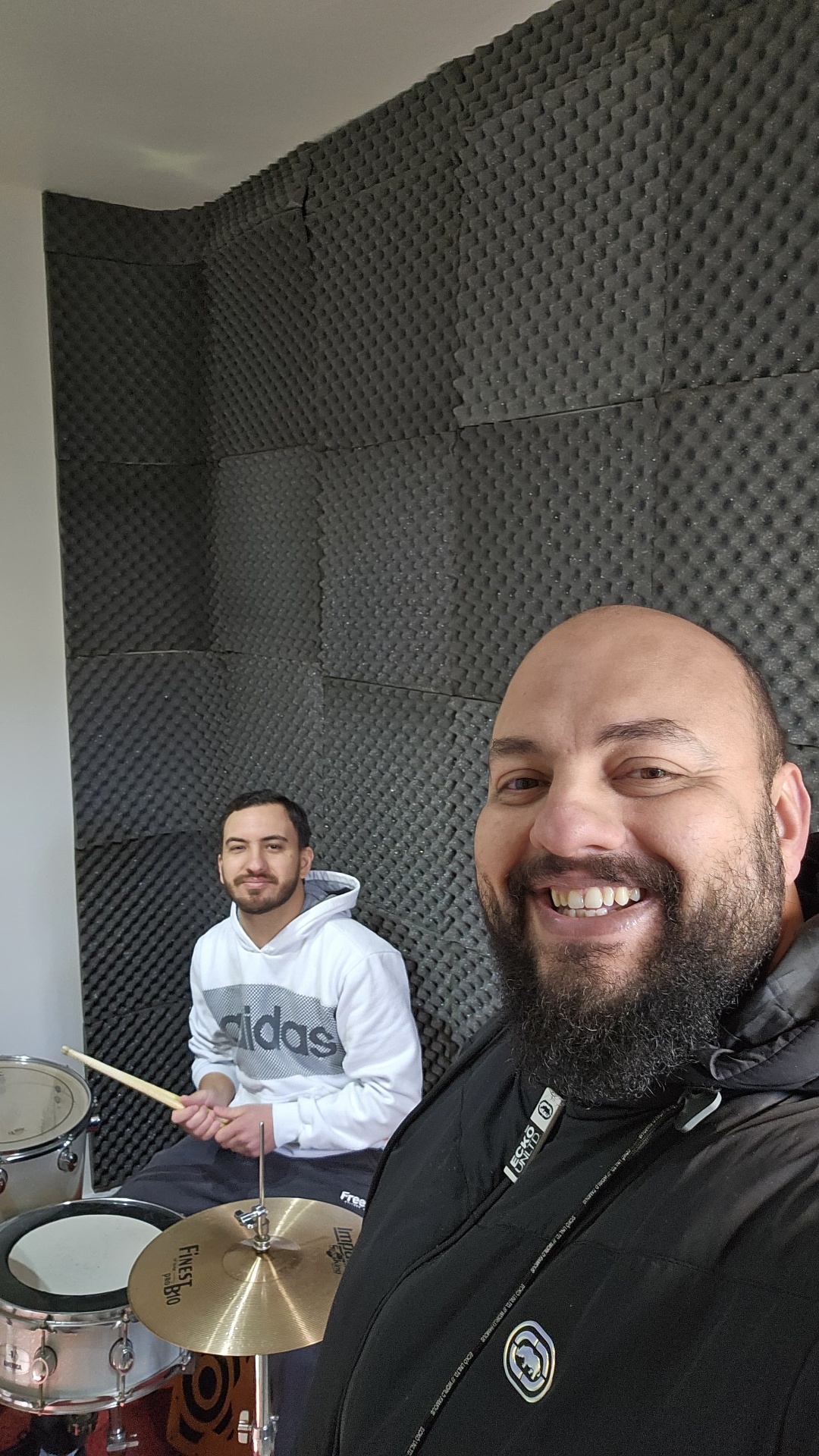 Aula de bateria em sala tratada acusticamente