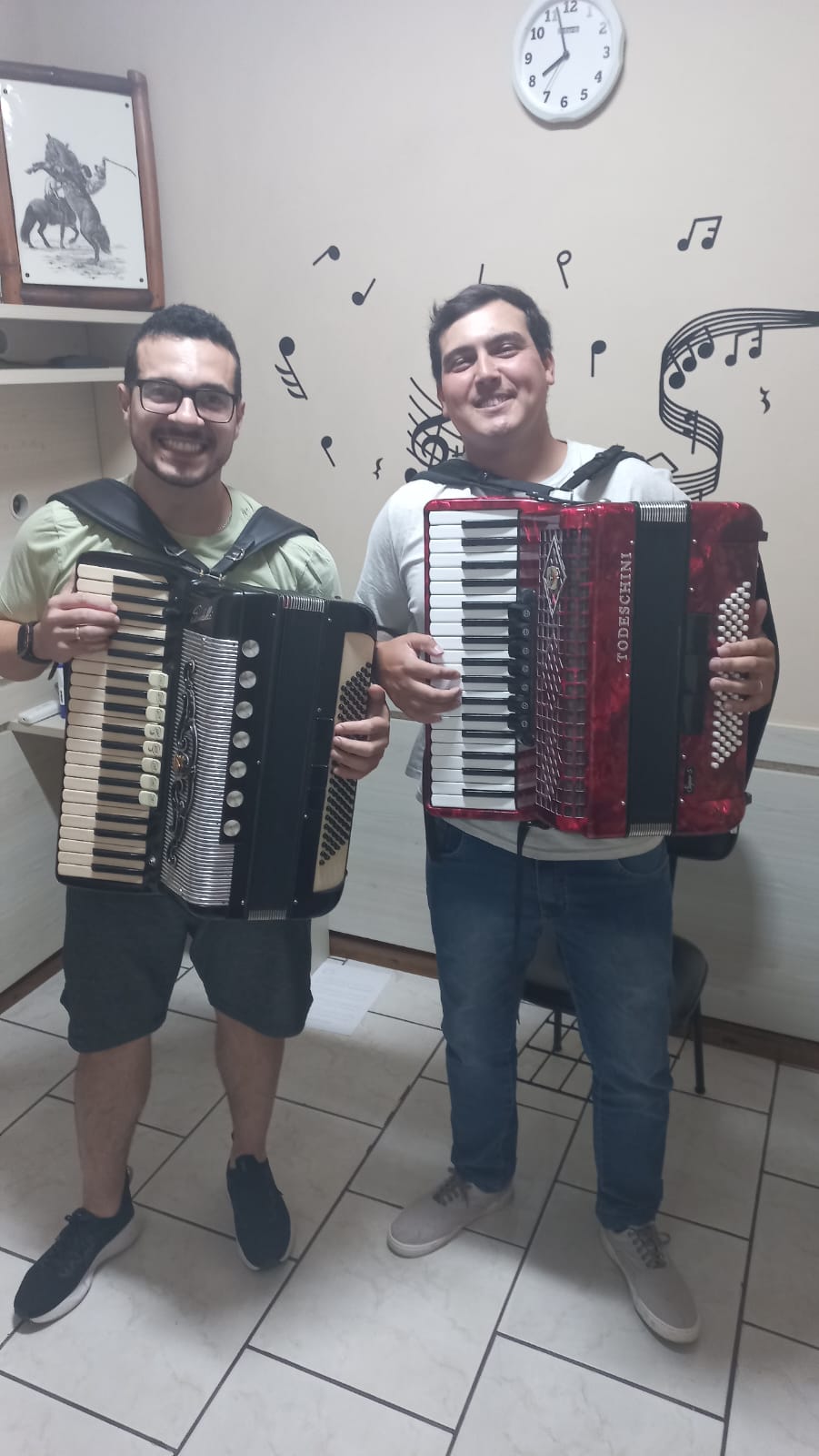 Dupla tocando acordeon na escola