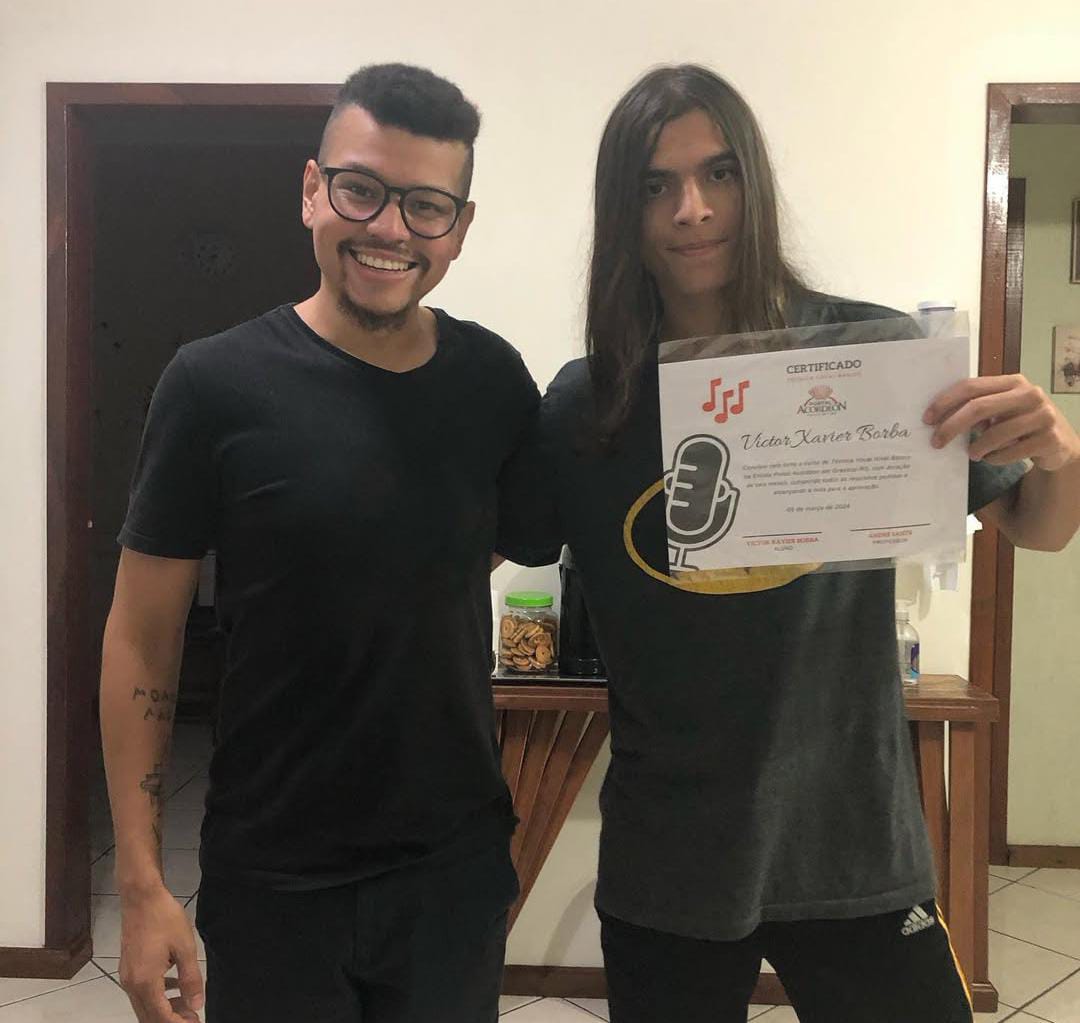 Aluno recebendo certificado do Portal Acordeon